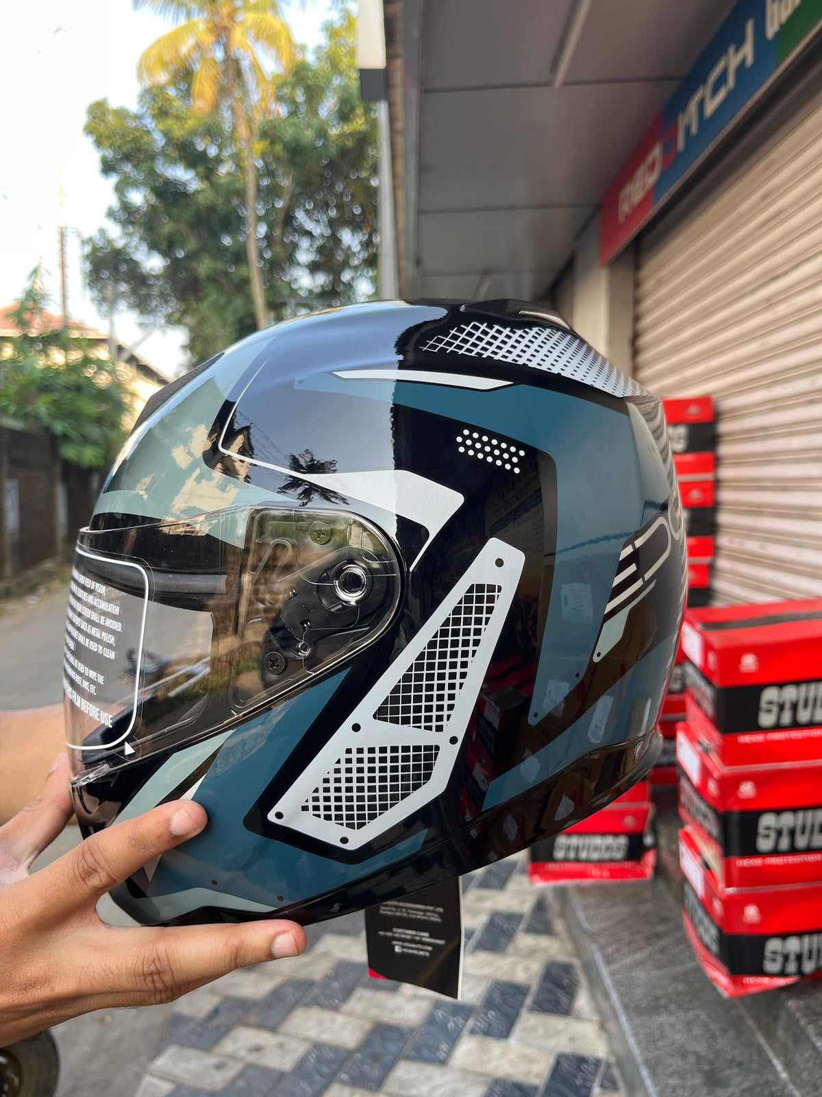 The Vega Edge DX Passion GR Grey helmet combines modern design with reliable safety features. Its sleek grey finish and lightweight build ensure comfort and protection, making it a perfect choice for everyday rides.