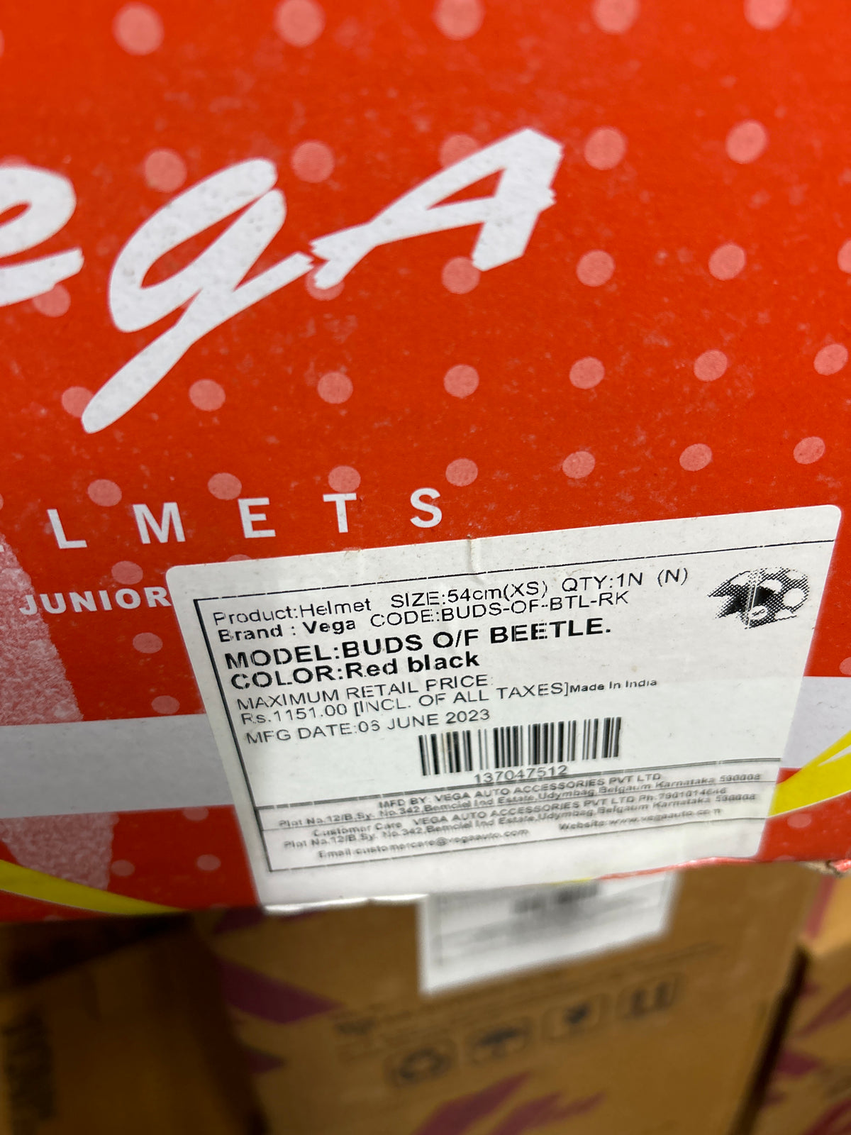 The Vega Buds O/F Beetle Red Black helmet combines vibrant style with optimal comfort. Its open-face design ensures breathability, while the sturdy shell offers reliable protection. Perfect for urban riders seeking a lightweight and trendy helmet.
