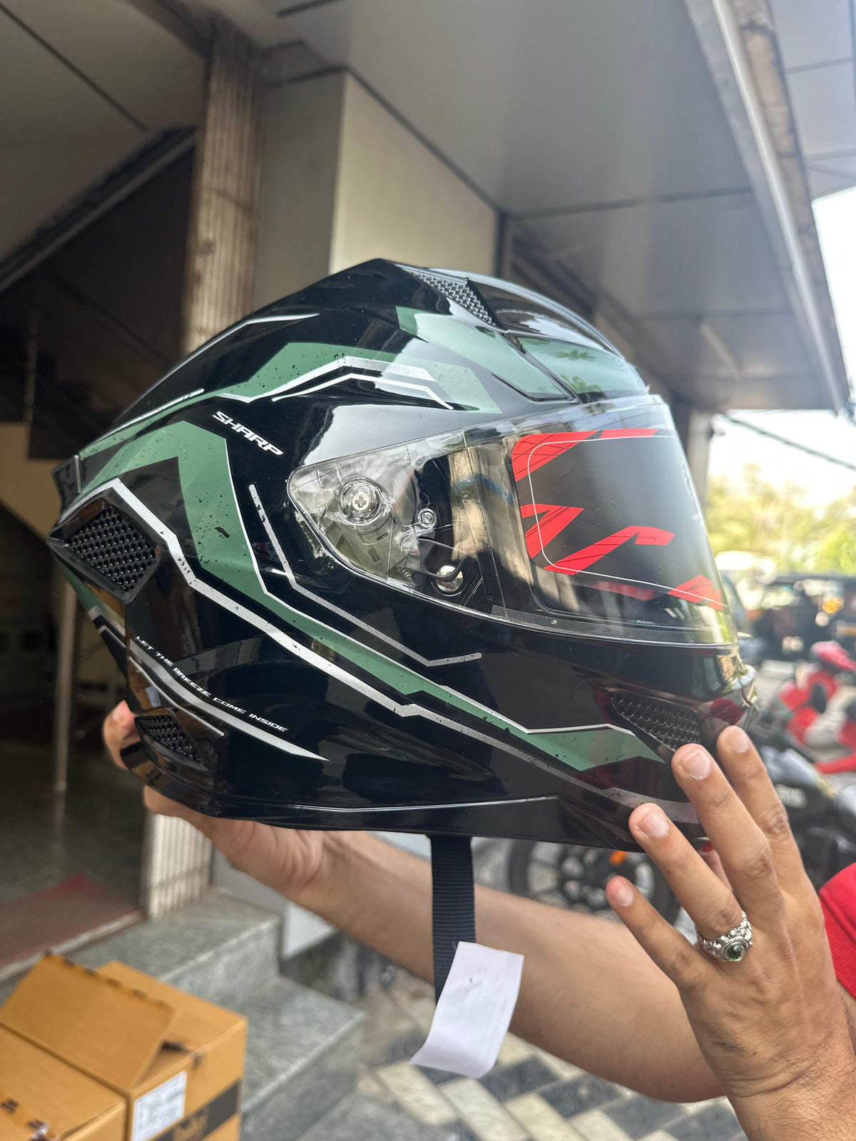 Steelbird SBH 25 Sharp Spirit Glossy Black/Green Helmet combines safety with a sleek design, offering comfort and durability for riders.
