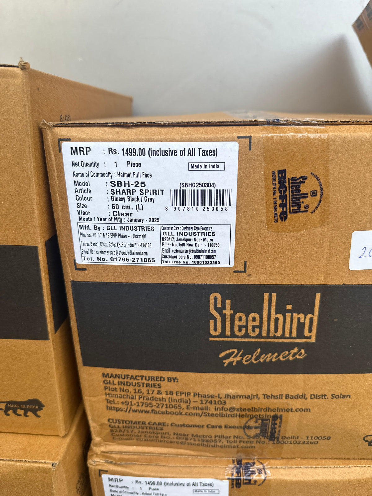 Steelbird SBH 25 Sharp Spirit Glossy Black/Grey Helmet combines safety with a sleek design, offering comfort and durability for riders.