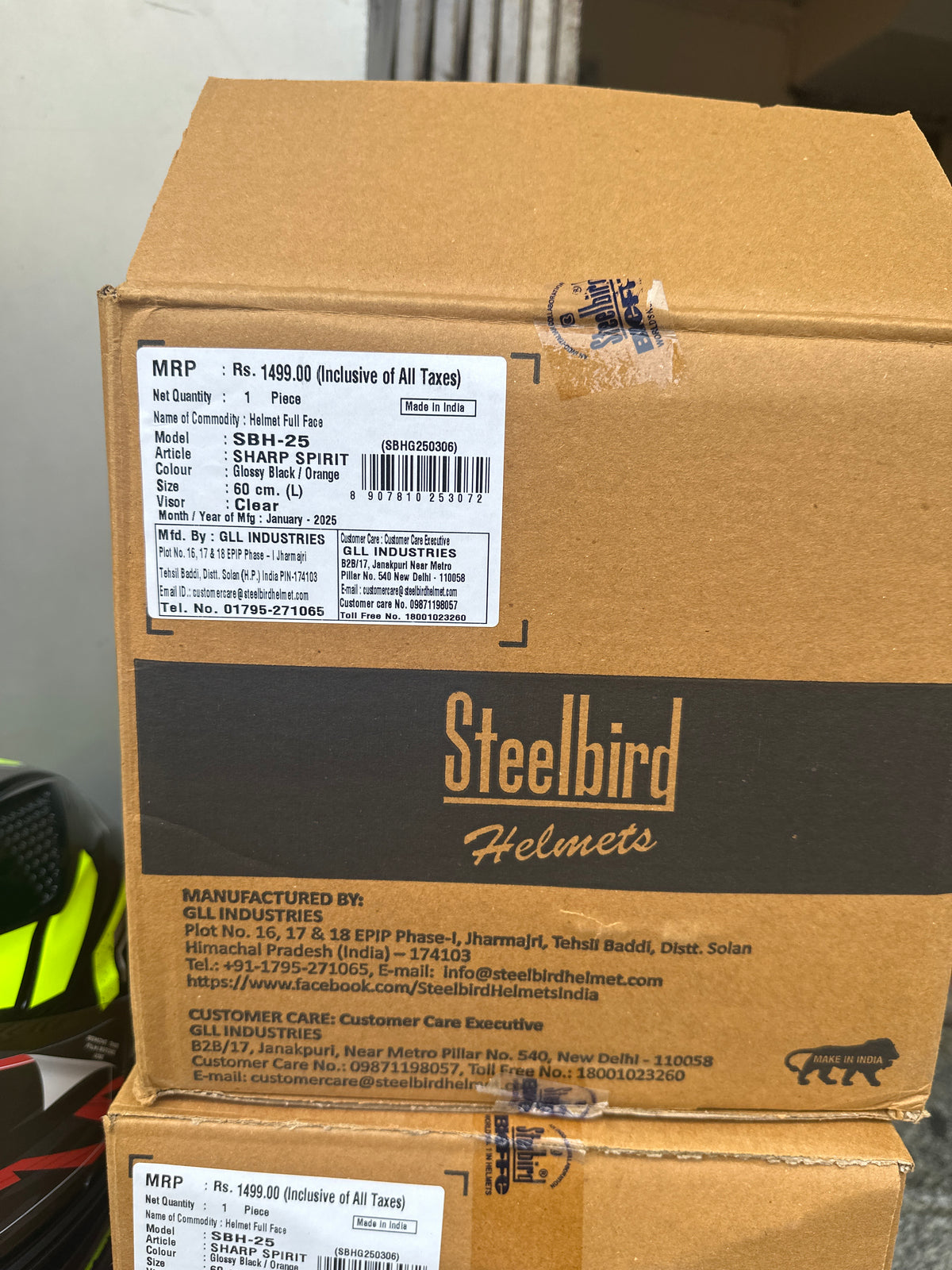 Steelbird SBH 25 Sharp Spirit Glossy Black/Orange Helmet combines safety with a sleek design, offering comfort and durability for riders.