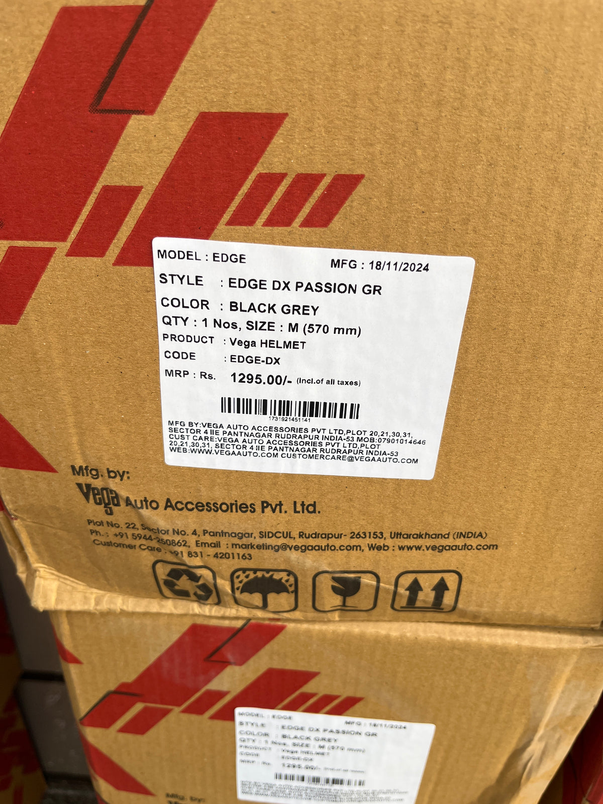 The Vega Edge DX Passion GR Grey helmet combines modern design with reliable safety features. Its sleek grey finish and lightweight build ensure comfort and protection, making it a perfect choice for everyday rides.