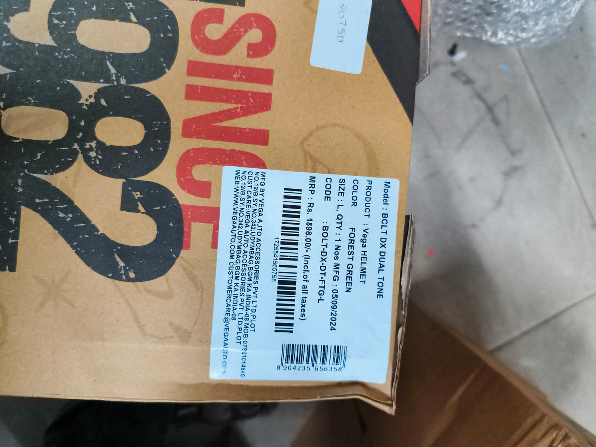 The VEGA Bolt DX Dual Tone Forest Green helmet combines a bold forest green with black for a unique, stylish appearance. It ensures maximum comfort with its well-padded interior and is built to provide excellent protection on every ride.