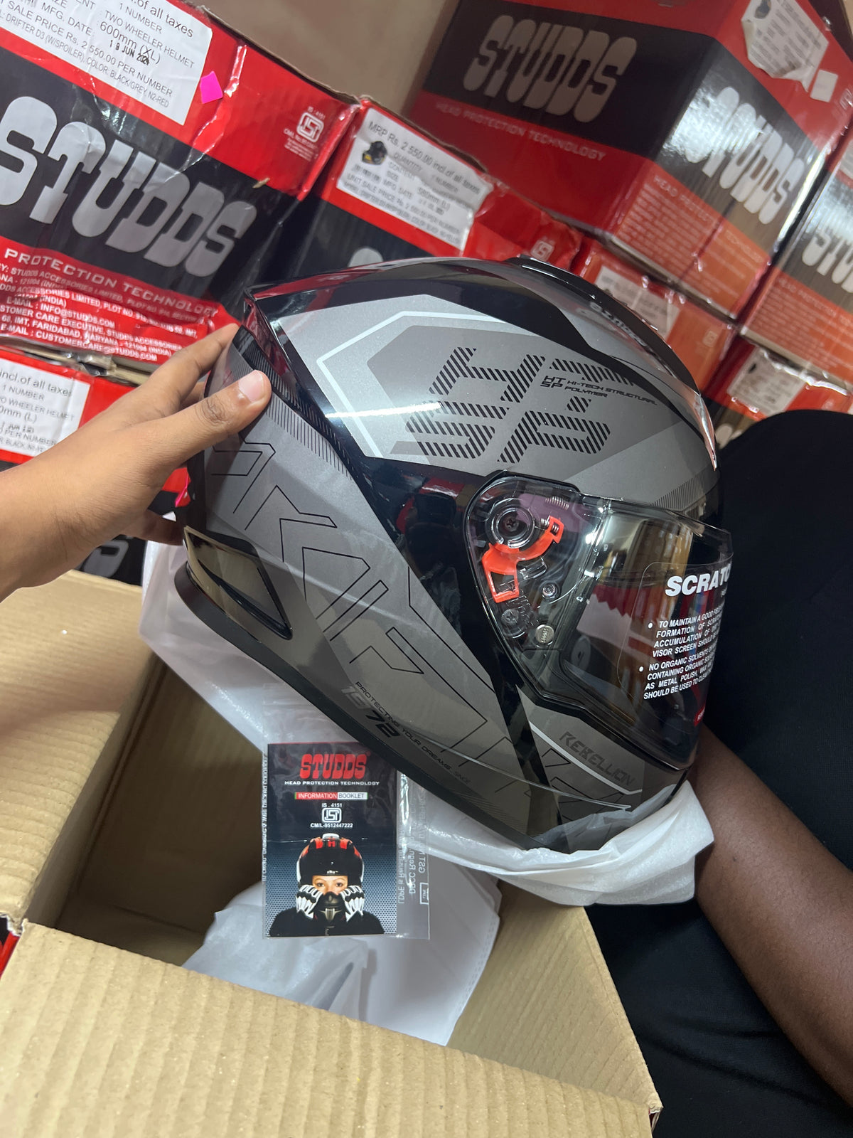 STUDDS DRIFTER D6 REBELLION BLACK N4 GREY – High-quality full-face motorcycle helmet with a sleek black and grey design. Offers superior protection, comfort, and a secure fit for every ride. Available at the **best helmet shop in India**.